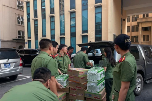 Chung tay tiếp sức, chia sẻ khó khăn với người dân và đồng đội tại vùng lũ Trung Giã