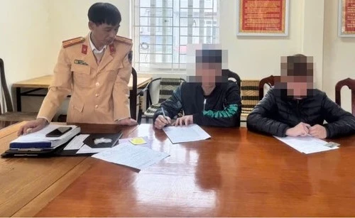 CSGT Hà Nội nhanh chóng xác minh, xử lý nhóm thanh niên vi phạm trên cầu Nhật Tân
