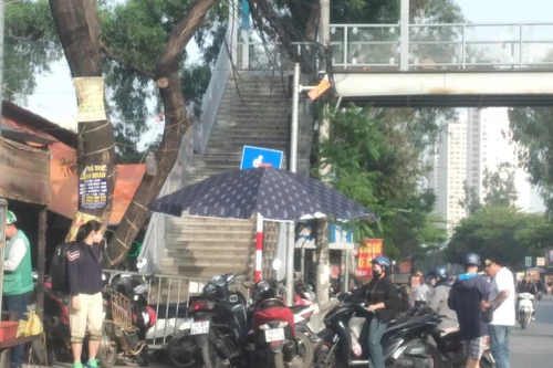 Nghịch lý xung quanh cổng Bệnh viện K - Tân Triều 