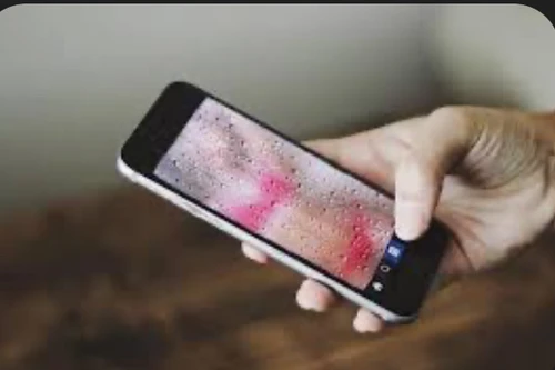 Lên mạng livestream khoe thân, cô gái trẻ bị đe dọa tống tiền 