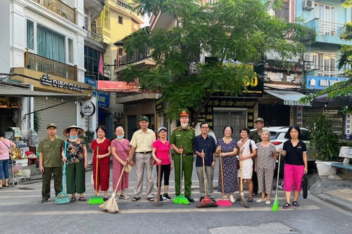 Sắc xanh nhiệt tình tham gia làm sạch môi trường, đô thị ở phường Bạch Mai