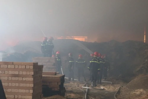 Cháy lớn tại xưởng tái chế phế thải ở Hưng Yên