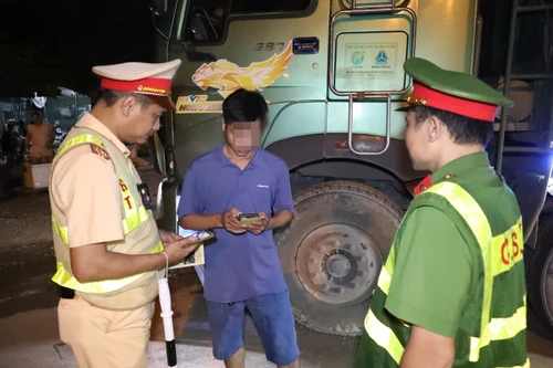 Cảnh sát giao thông tăng cường kiểm tra, xử lý xe chở quá tải trong đêm
