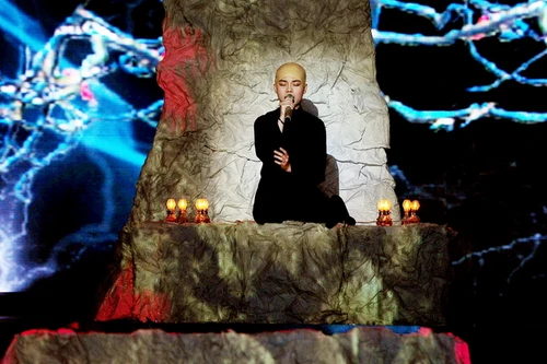 Giang Hồng Ngọc “cạo” đầu, đứng nhất tuần thi thứ 9 