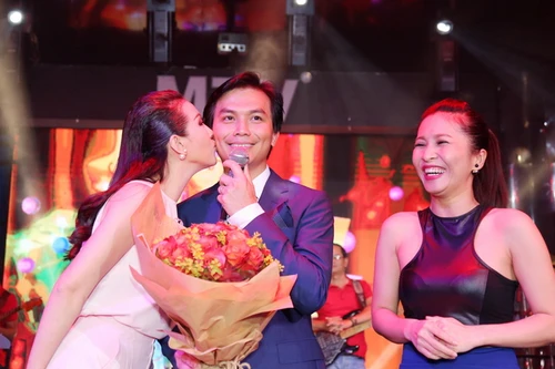 Hoa hậu Thu Hoài bí mật tổ chức sinh nhật cho nam ca sĩ Mạnh Quỳnh 