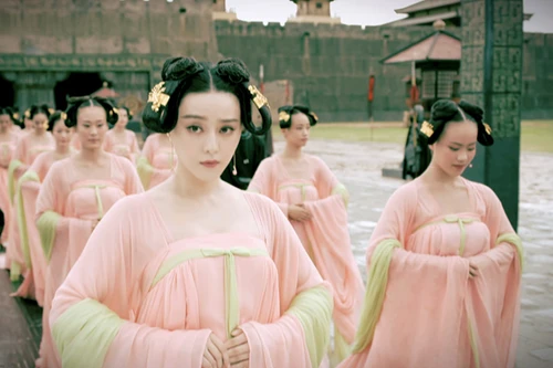 Phiên bản Võ Tắc Thiên - Phạm Băng Băng phát sóng tại Việt Nam "lấy vải che ngực"