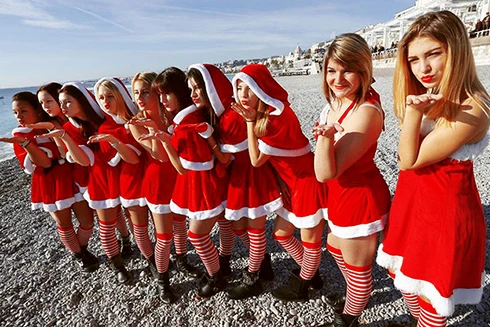[ẢNH] Khi những "bà già Noel" nóng bỏng đọ dáng cùng dàn "công chúa tuyết" xinh đẹp trên thế giới