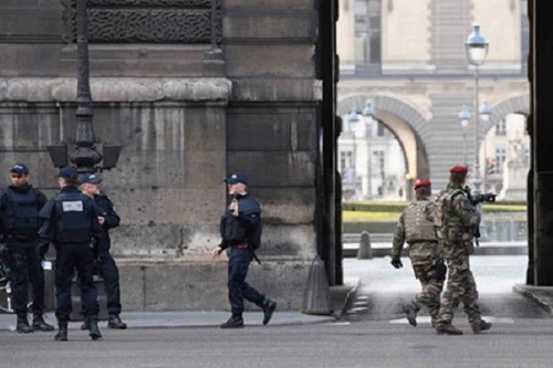 Bắt nghi phạm thứ hai sau vụ nổ súng ở bảo tàng Pháp