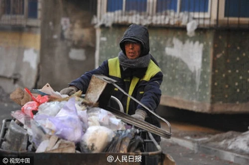 Người dọn vệ sinh giúp đỡ học sinh nghèo suốt 30 năm