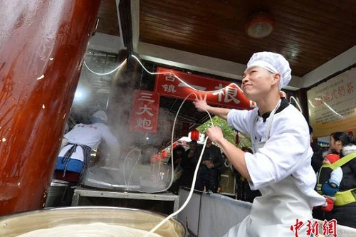 Trung Quốc: Vừa kéo mì vừa nhảy múa