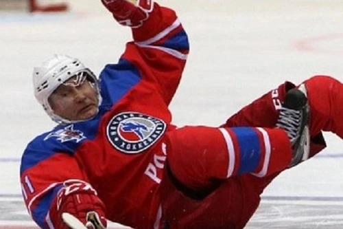 Tổng thống Putin ngã sõng soài khi chơi hockey