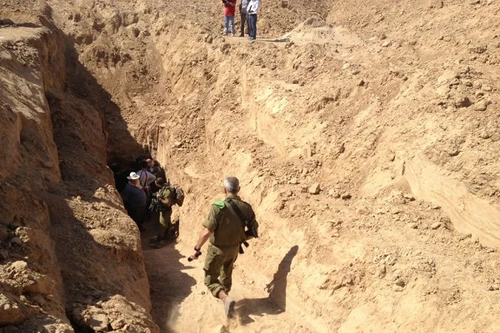 Tận mắt chứng kiến đường hầm tránh bom của IS 