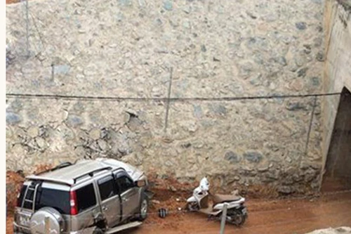 “Xế hộp” rơi từ cao tốc Hà Nội - Lào Cai xuống hầm dân sinh