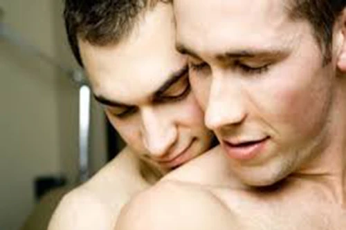 Dùng clip nóng tống tiền bạn tình đồng giới