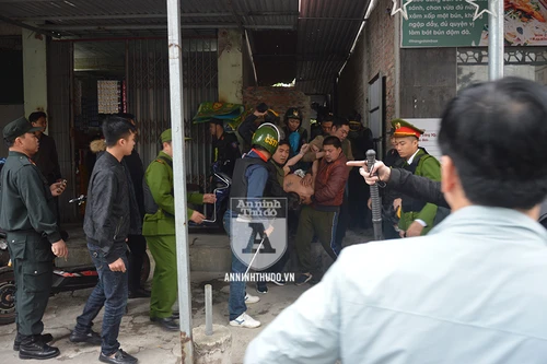 [CLIP] Toàn cảnh vụ khống chế đối tượng ngáo đá manh động của Công an Hà Nội