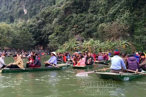 Cảnh tắc thuyền 'xưa nay hiếm' ở Tràng An, do 'Kinh Kong'