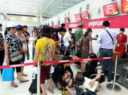 Đến muộn, bị hủy vé, hành khách dùng cặp xách tay đánh vào đầu nhân viên hàng không