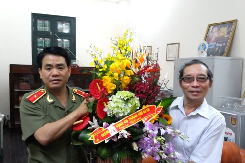Thiếu tướng Nguyễn Đức Chung, Giám đốc CATP chúc mừng sinh nhật nhà thơ Bằng Việt