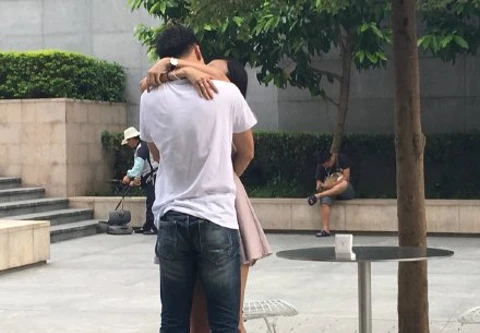 Giả vờ mua iPhone 7 để cầu hôn bạn gái