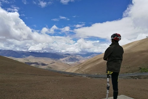 Người đàn ông 1 chân chinh phục 2.800km bằng xe đạp