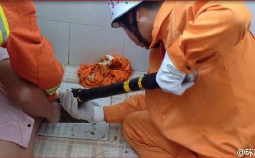 Trung Quốc: Kẹt tay trong bệ xí vì tìm điện thoại