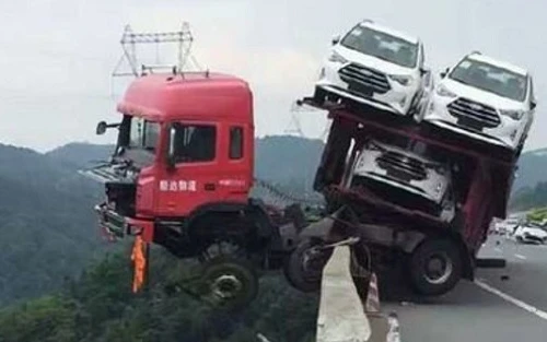 Thót tim, xe tải lao nửa thân ra mép núi