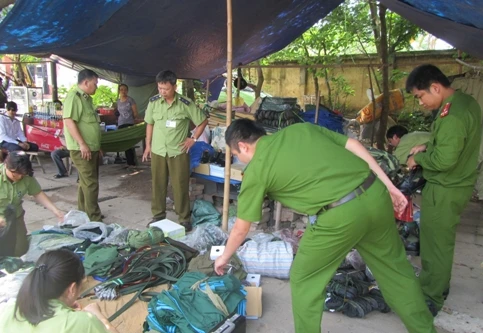 Đột kích “thế giới” sản phẩm quân trang “nhái” 