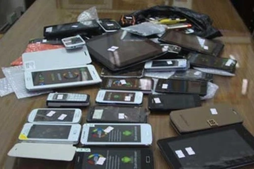 Dùng xe rơ-mooc vận chuyển hàng trăm Iphone 5 rởm