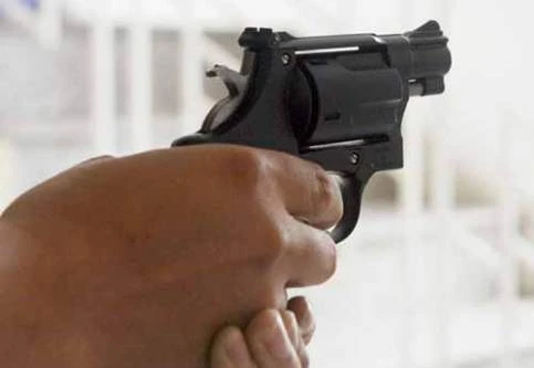 “Chạm” súng đa năng, siêu trộm ngoan ngoãn “đầu hàng”