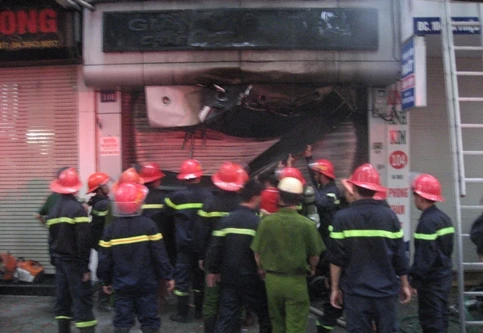 Thêm hình ảnh phá cửa cuốn, dập lửa trong hiệu giày phố Bà Triệu