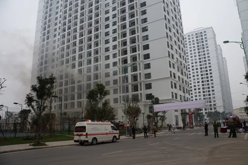 Tập chữa cháy, cứu nạn trên độ cao hơn 30 mét tại Times City