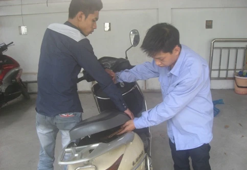 3 bảo vệ phối hợp… cậy yên xe máy, trộm iPad của khách