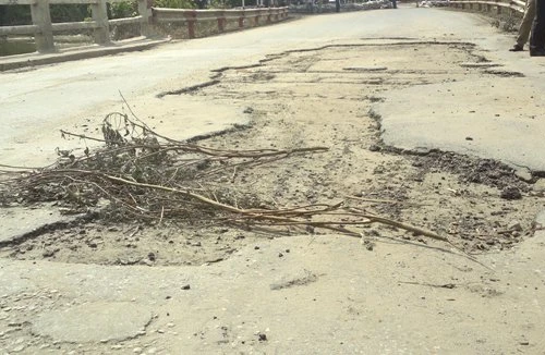 Sau úng ngập, cầu Lộc Hà xuống cấp