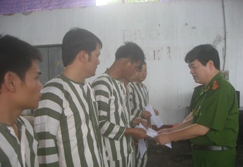 Nhận tiền, quần áo, dép mới, trở về “nẻo thiện”