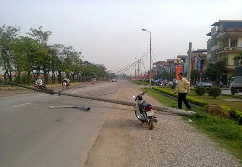 Cột đèn chiếu sáng “khụyu” giữa quốc lộ 3