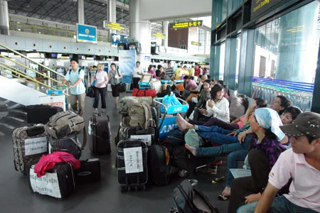 Chiêu nẫng đồ trong sân bay của siêu trộm đất cảng