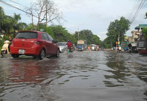 Quốc lộ "thảm hại" sau bão số 6