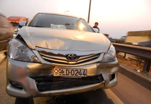 4 xe ô tô húc nhau liên hoàn trên cầu Thanh Trì