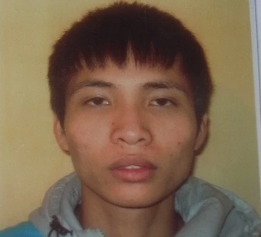 Vác súng nã 3 phát đạn vào nhà… người dưng