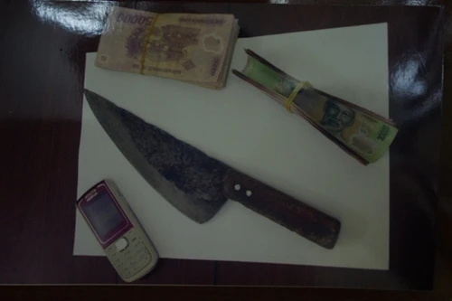 Gớm mặt gã cướp trọc đầu vung dao giữa chợ