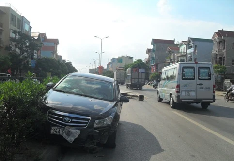 Xế hộp bịt BKS sau khi đâm đổ hàng chục mét dải phân cách