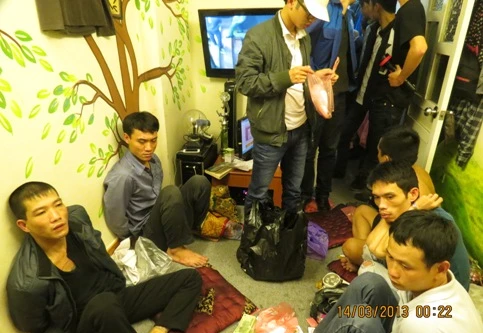 Cận cảnh sới bạc kiêm “động lắc” bị triệt phá lúc nửa đêm