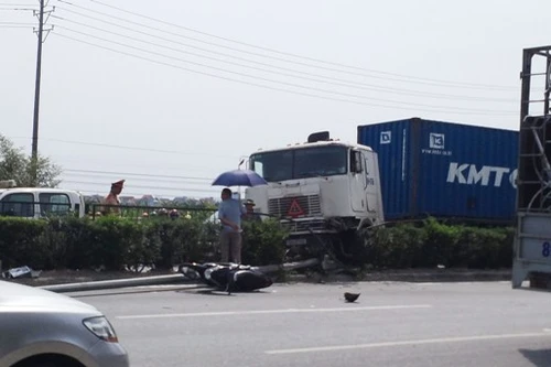 Container húc đổ cột đèn, xe tải “hôn” xe 7 chỗ