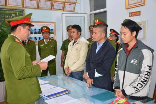 [Tin nhanh sáng 10-1-2021] Bắt tạm giam 3 bác sĩ và điều dưỡng tại bệnh viện Quảng Nam