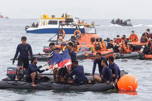 Indonesia: Đã xác định phạm vi tìm kiếm hộp đen máy bay gặp nạn