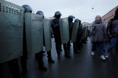 Cảnh sát xin lỗi nạn nhân bị đạp vào bụng trong biểu tình ở St. Petersburg