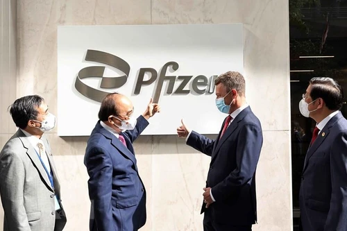 Chủ tịch nước Nguyễn Xuân Phúc thăm và làm việc tại Công ty Pfizer