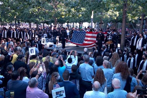 Bộ ảnh ấn tượng đúng thời khắc 8h46 ngày tưởng niệm 20 năm sự kiện 11-9