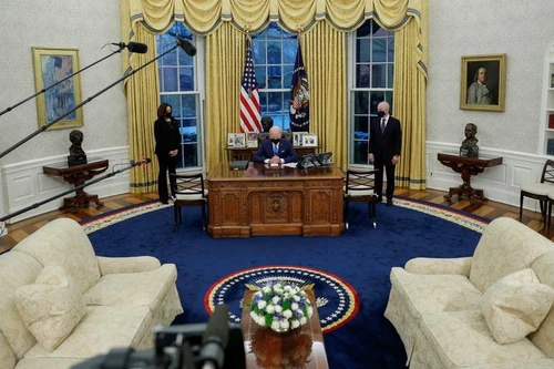 Tổng thống Biden để nhóm tình báo quyết định về việc chia sẻ tin mật cho ông Trump