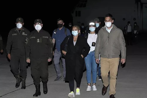 Bolivia bắt được cựu Tổng thống lâm thời khi đang trốn… dưới giường